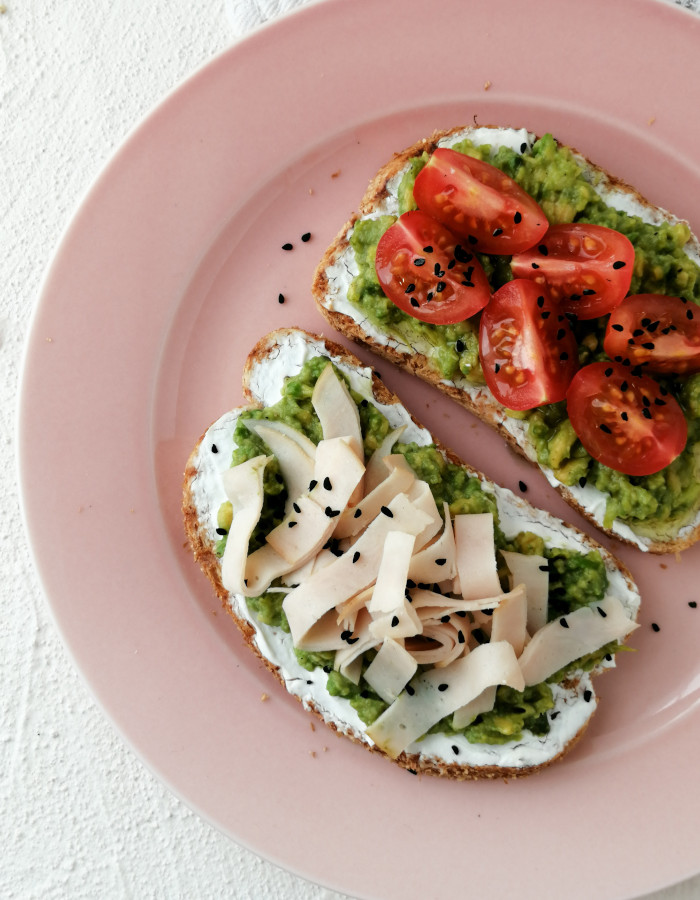 Pane con polpa di avocado